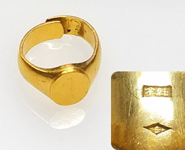 (2)この「純金」刻印の指輪を調べます